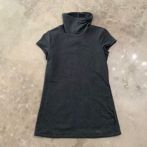 Extra short sleeve turtleneck